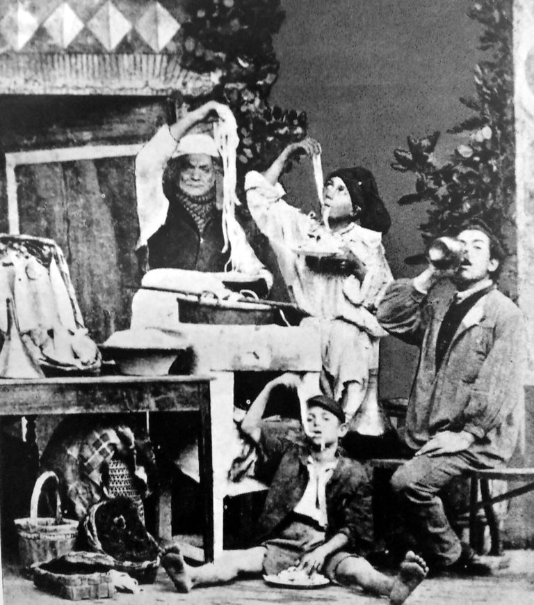Foto d'epoca di napoletani che mangiano maccheroni con le mani