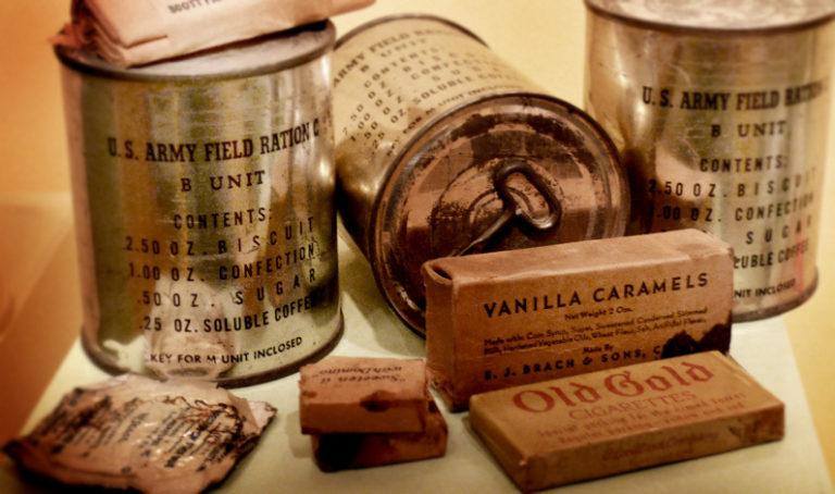 Scatolette di razioni dell'esercito USA con caramelle e sigarette d'epoca