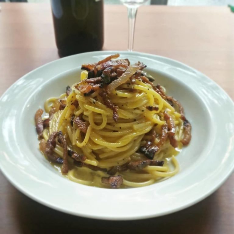 Spaghetti alla carbonara con guanciale croccante e calice di vino