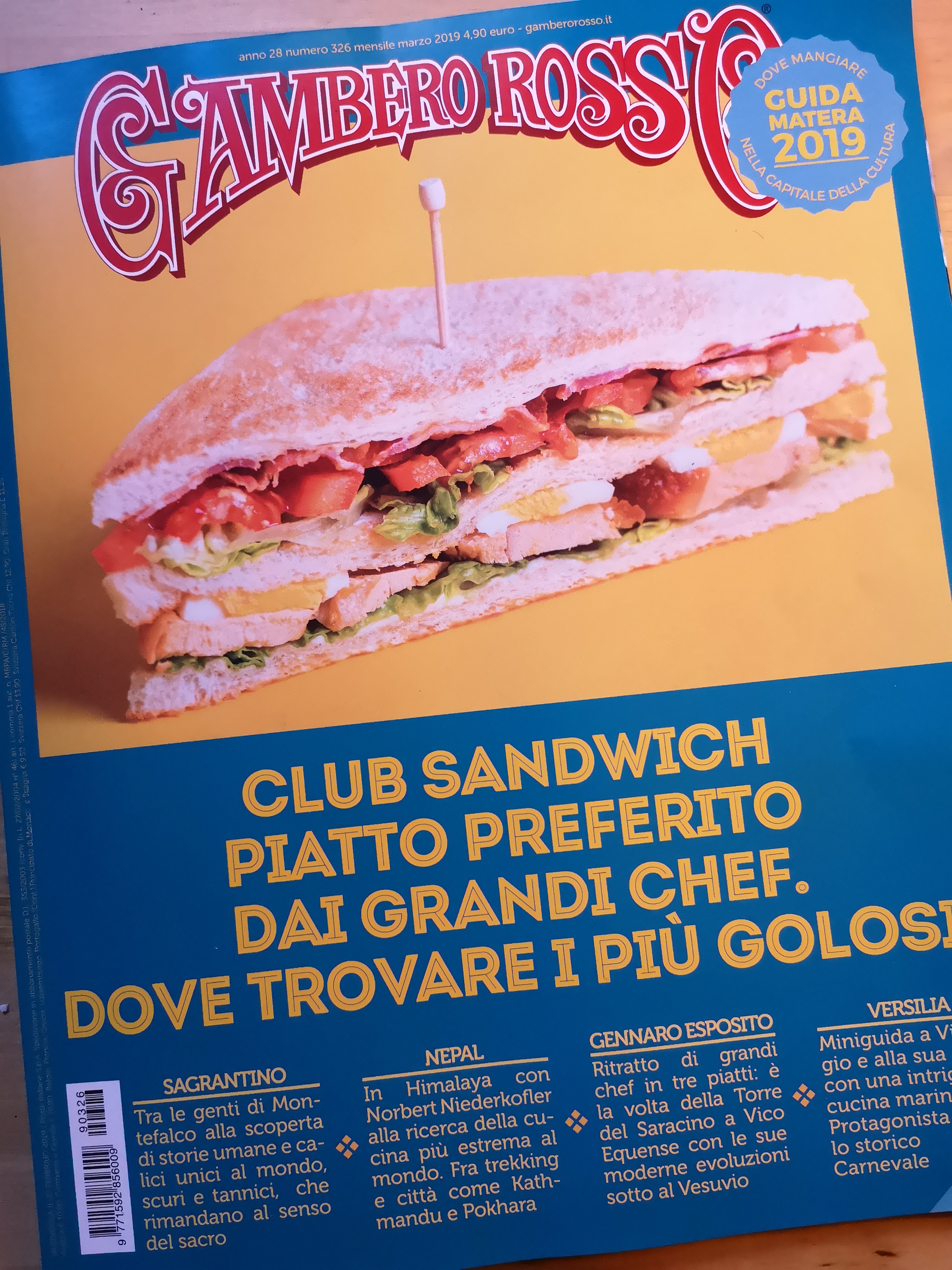 Copertina della rivista Gambero Rosso con un club sandwich in primo piano