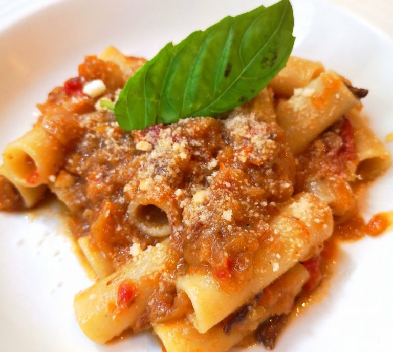 Rigatoni alla genovese con foglia di basilico e parmigiano grattugiato