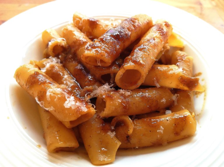 Ziti conditi con sugo di carne rosolato e parmigiano grattugiato