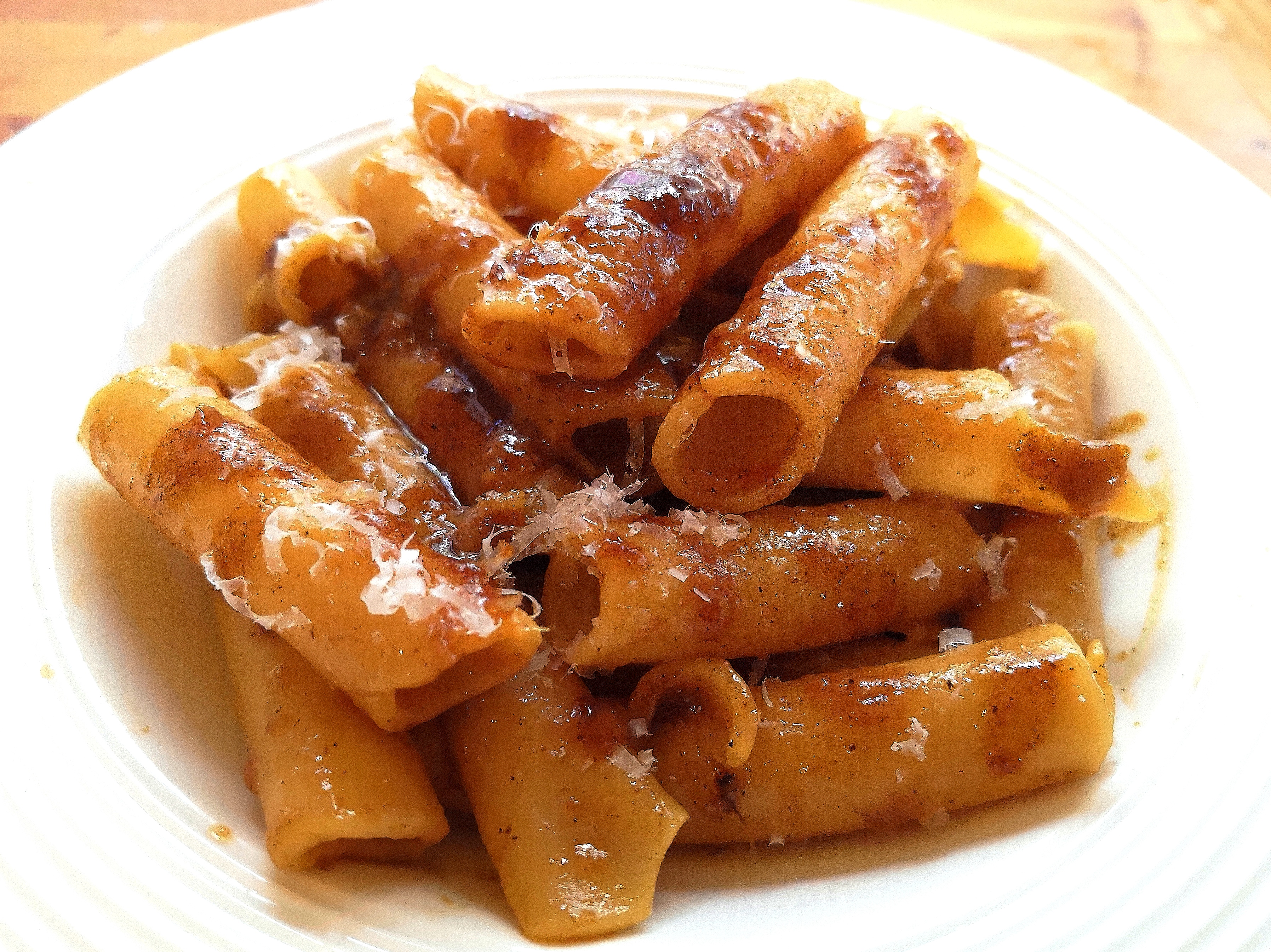 Ziti conditi con sugo di carne rosolato e parmigiano grattugiato