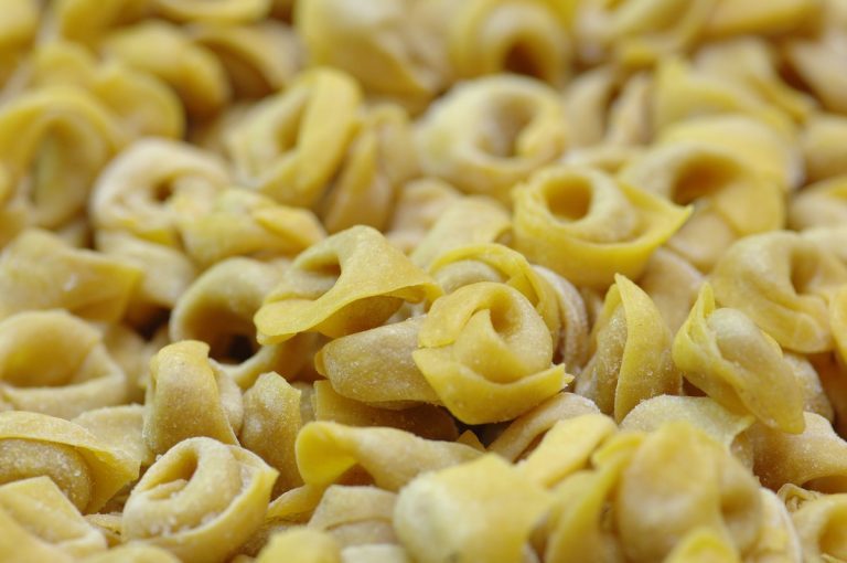 Tortellini crudi ripieni ammucchiati, ripresi da vicino