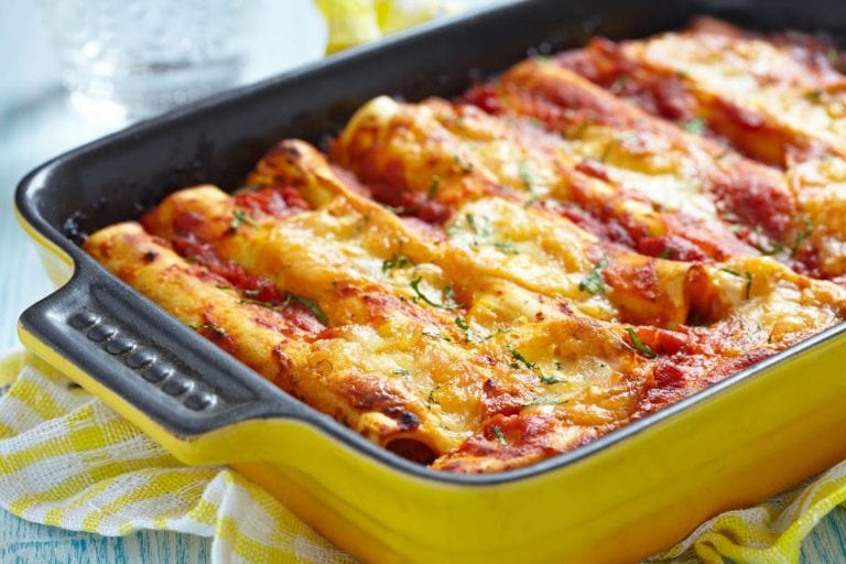 Cannelloni gratinati al forno in una teglia gialla