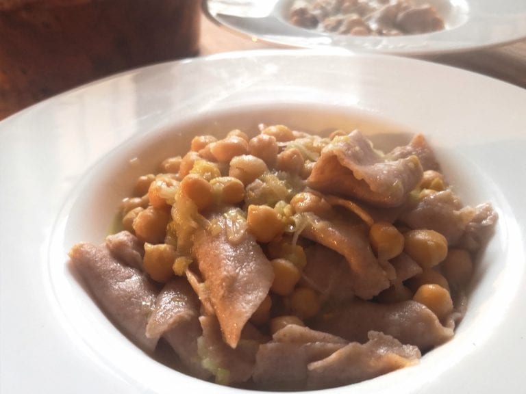 Ciotola di lagane e ceci, pasta e legumi in brodo