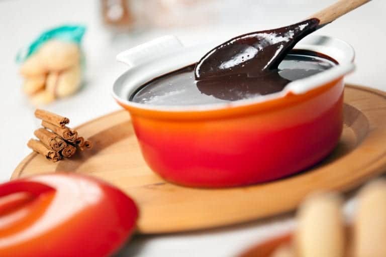 Crema di sanguinaccio al cioccolato mescolata in un tegame rosso