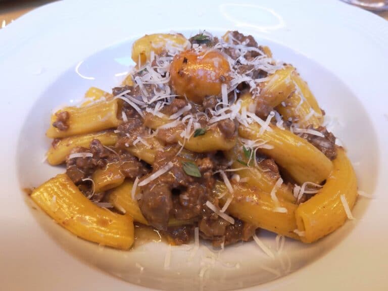 Rigatoni al ragù di cortile con scaglie di parmigiano