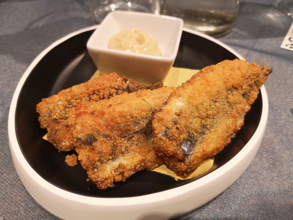 Filetti di pesce impanati e fritti serviti con salsa