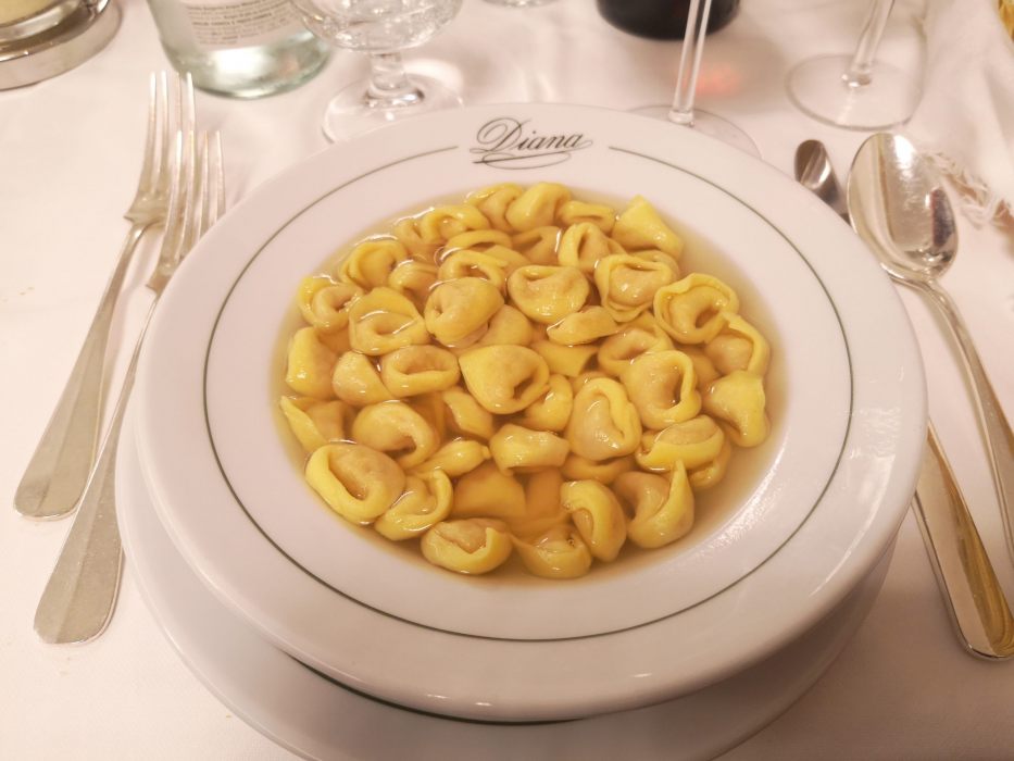 Piatto di tortellini in brodo al ristorante Diana di Bologna