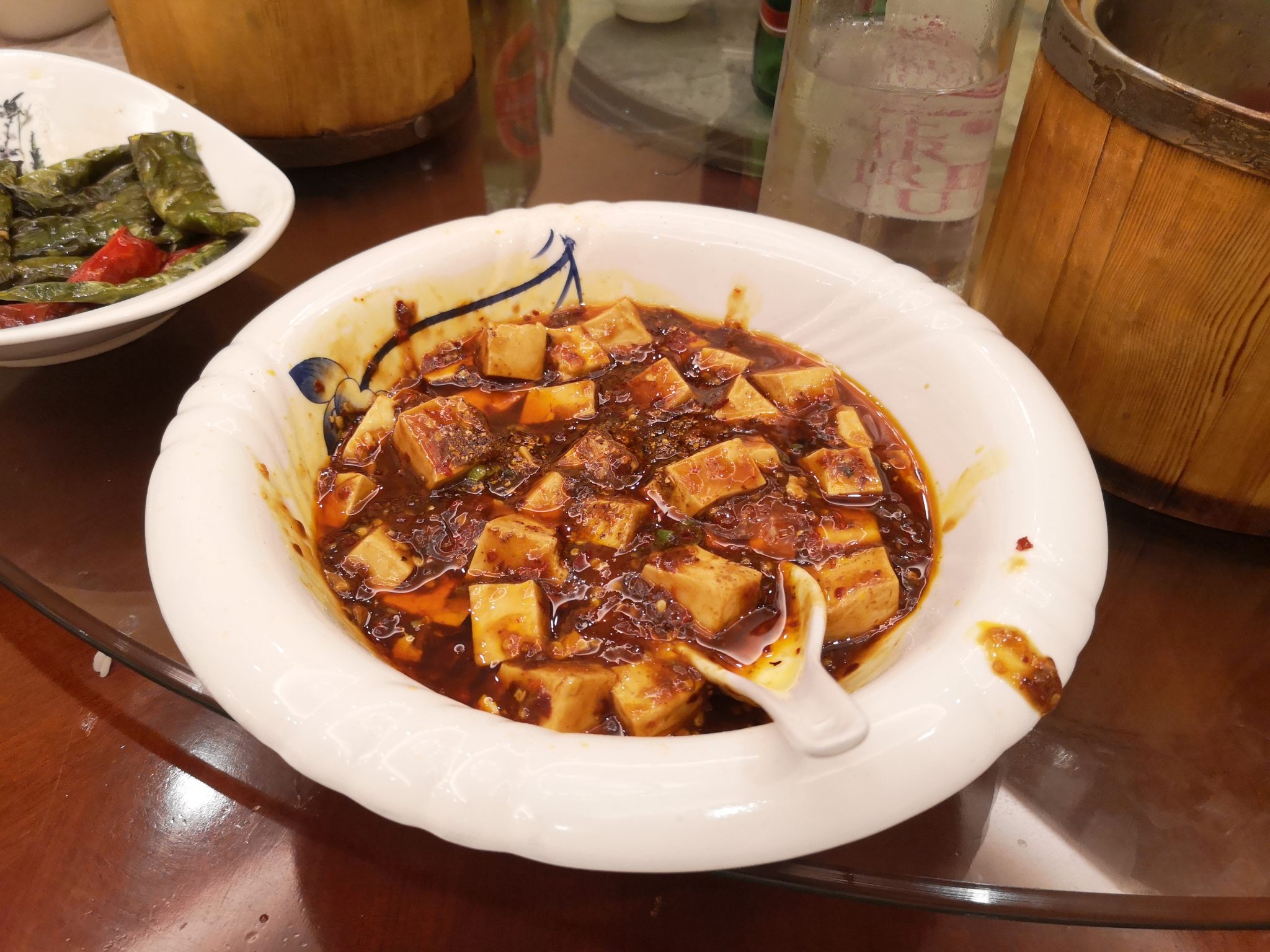 Ciotola di tofu piccante in salsa rossa in un ristorante cinese