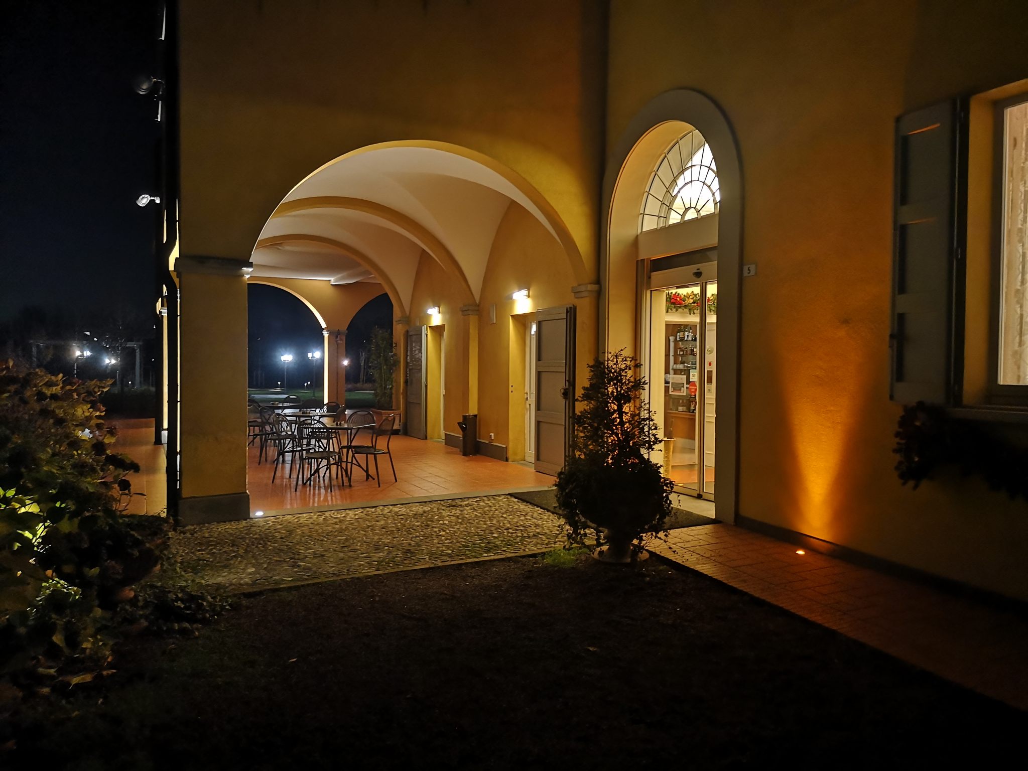 Portico illuminato di notte nel cortile di una villa