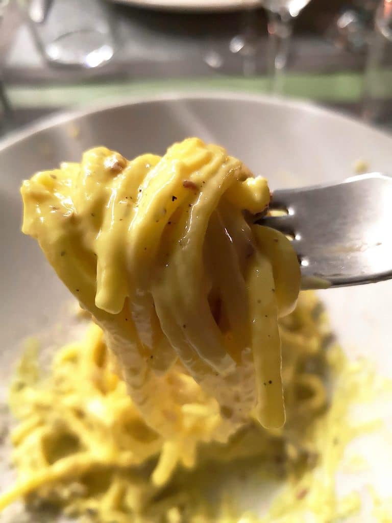 Forchettata di pasta cremosa arrotolata in stile carbonara