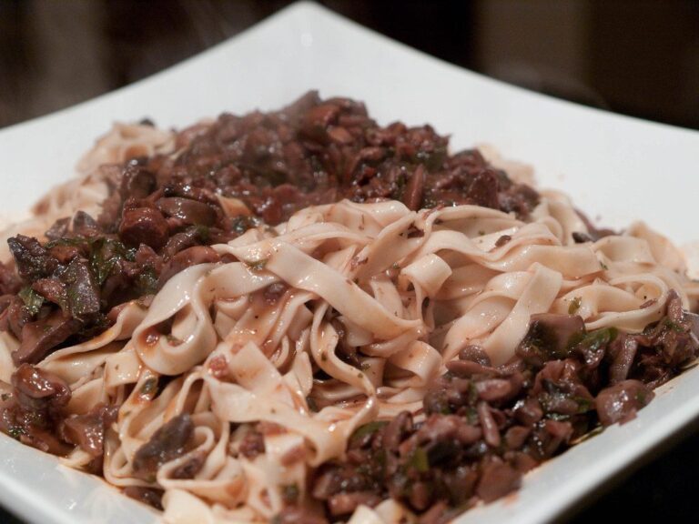 È nata prima la tagliatella al ragù o lo spaghetto alla bolognese?