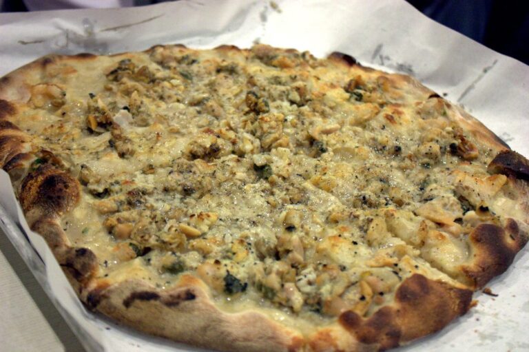 La pizza con le vongole da Napoli a Manhattan