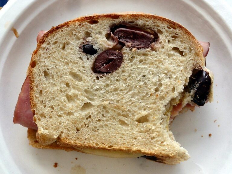 Pane azzimo e olive? All’eroe carne e vino