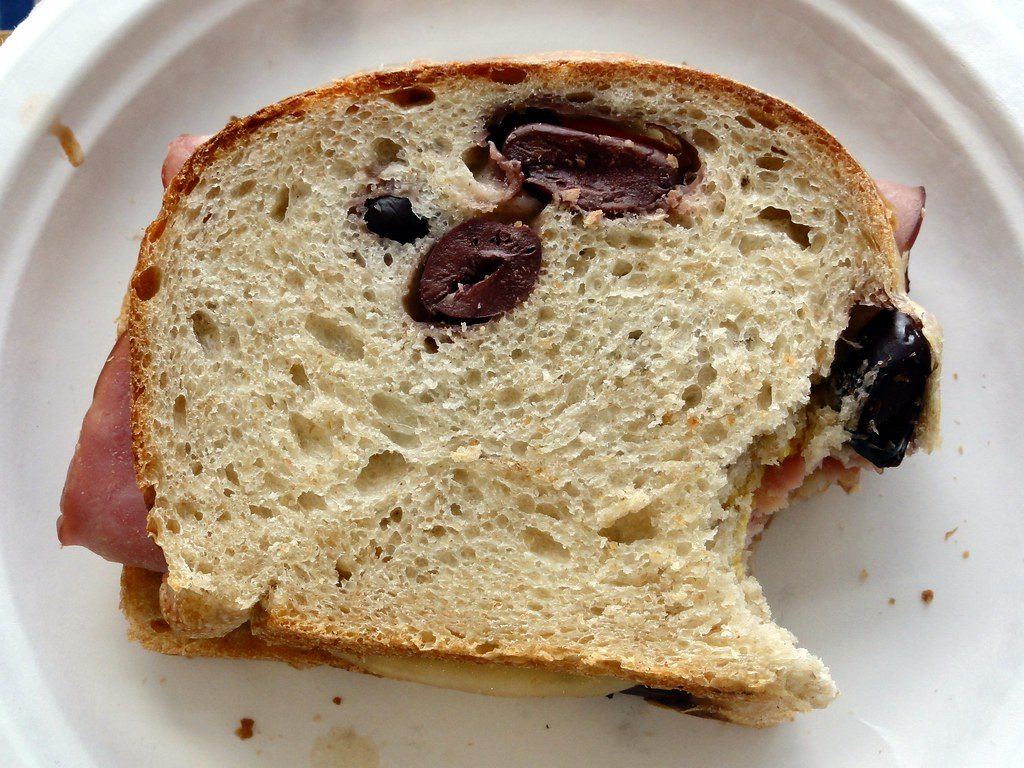 Pane azzimo e olive? All’eroe carne e vino