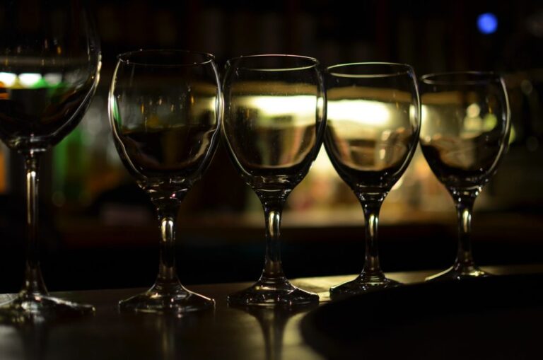 Tra enoteche e cocktail bar, 11 locali dove perdersi a Bologna