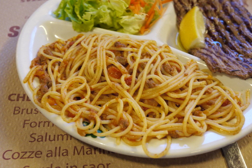 Arrotolare spaghetti al sugo, l’identità in un gesto